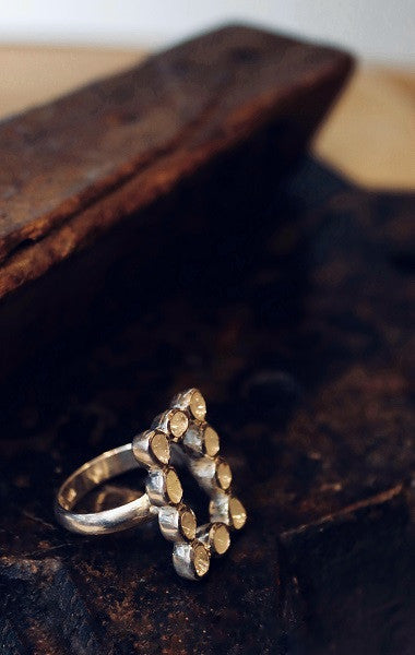 Anillo rectangular de diamantes y plata.