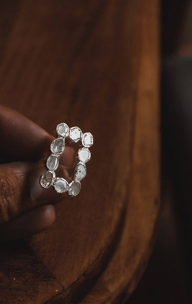 Anillo rectangular de diamantes y plata.