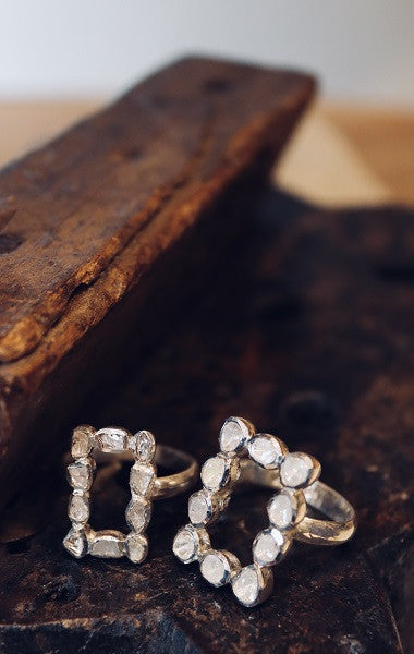 Anillo rectangular de diamantes y plata.