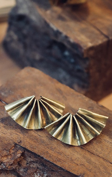 Pendientes en forma de abanico de latón. Hechos artesanalmente por Sandra Bellew.