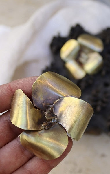 Pendientes en latón con forma de flor. Hechos  artesanalmente en España por Sandra Bellew.