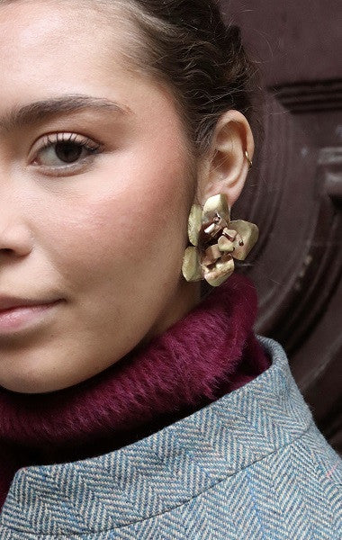 Pendientes en latón con forma de flor. Hechos  artesanalmente en España por Sandra Bellew.