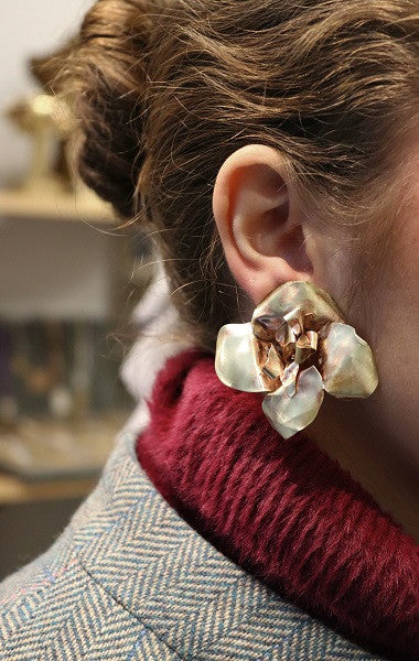 Pendientes en latón con forma de flor. Hechos  artesanalmente en España por Sandra Bellew.