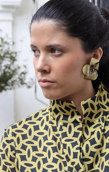 Pendientes en latón con forma de flor. Hechos  artesanalmente en España por Sandra Bellew.