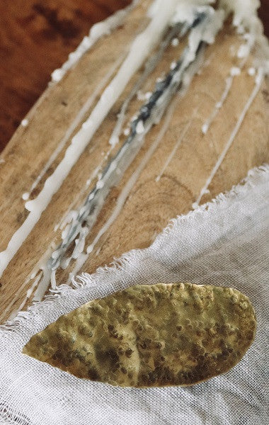 Broche de hoja en latón. Hecho artesanalmente en España por Sandra Bellew.
