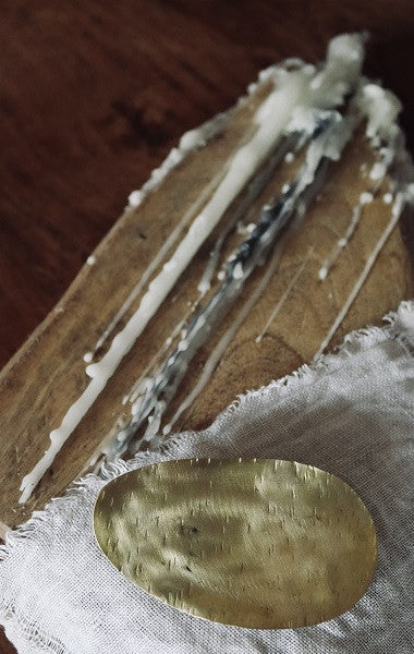 Broche de hoja en latón. Hecho artesanalmente en España por Sandra Bellew.