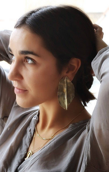 Pendientes de hoja en latón. Hechos artesanalmente por Sandra Bellew.