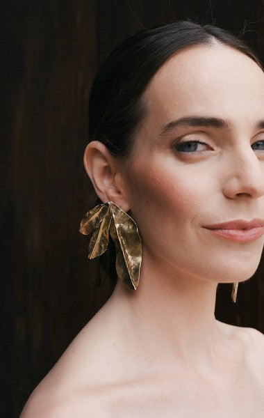 Pendientes con tres hojas en latón. Hechos artesanalmente por Sandra Bellew.