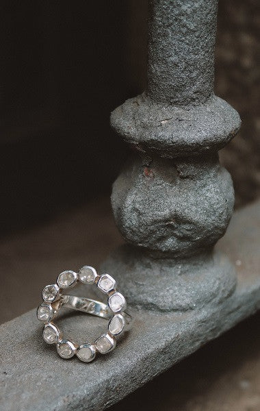 Anillo en redondo de diamantes y plata.