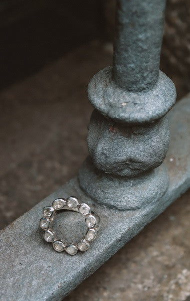 Anillo en redondo de diamantes y plata.