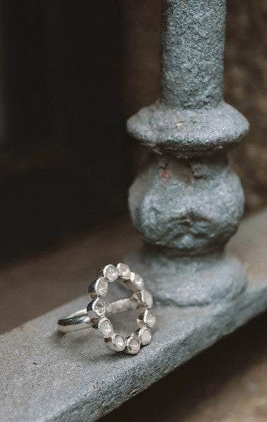 Anillo en redondo de diamantes y plata.