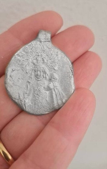Medalla rústica de la Virgen de Gracia en plata. Hecha artesanalmente en España por Sandra Bellew.