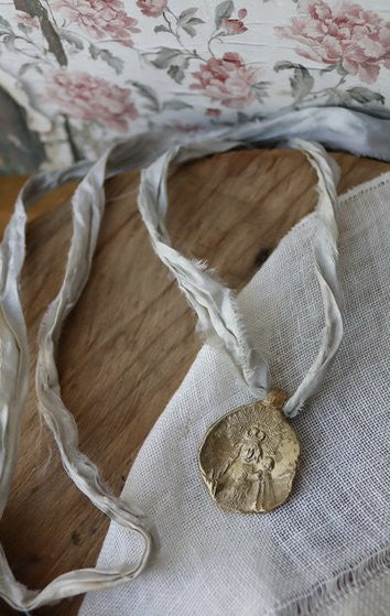 Medalla rústica de la Virgen de Gracia en latón. Hecha artesanalmente en España por Sandra Bellew.