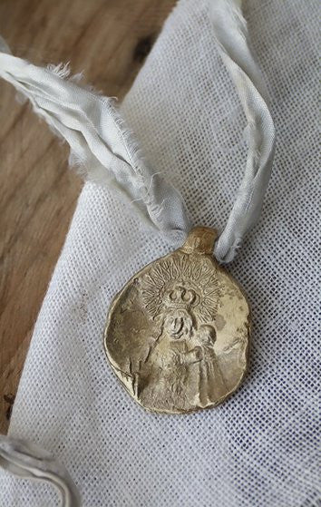Medalla rústica de la Virgen de Gracia en latón. Hecha artesanalmente en España por Sandra Bellew.