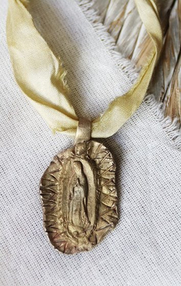 Virgen Guadalupana Colgante - Latón dorado
