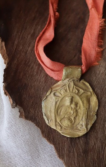Medalla de la  Virgen del Carmen en latón. Hecha artesanalmente por Sandra Bellew