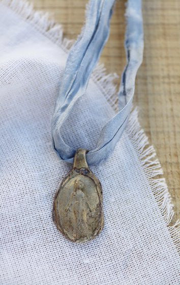 Medalla rústica de la Virgen Milagrosa en latón. Hecha artesanalmente en España por Sandra Bellew.