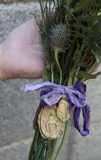 Medalla rústica de la Virgen Milagrosa para ramo de novia en latón. Hecha artesanalmente por Sandra Bellew.