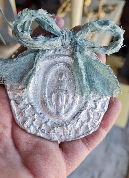 Medalla rústica de la Virgen Milagrosa en plata para cuna. Hecha artesanalmente en España por Sandra Bellew.