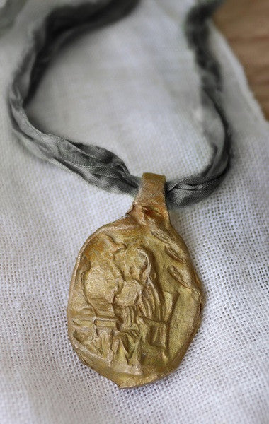 Medalla rústica de Santa Teresa en latón. Hecha artesanalmente por Sandra Bellew.