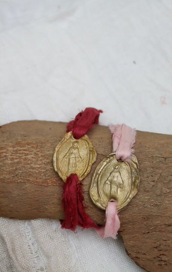 Pulsera rústica de la Virgen Milagrosa en latón. Hecha artesanalmente en España por Sandra Bellew.