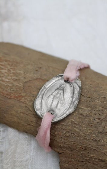 Pulsera rústica de la Virgen Milagrosa en plata. Hecha artesanalmente en España por Sandra Bellew.