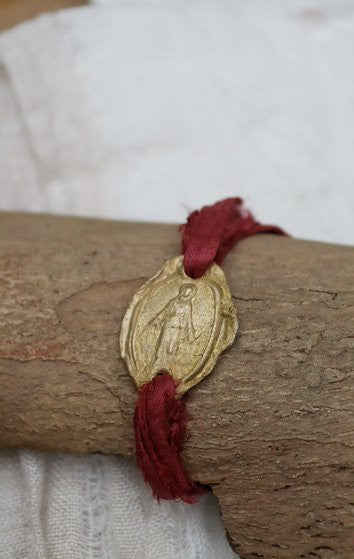 Pulsera rústica de la Virgen Milagrosa en latón. Hecha artesanalmente en España por Sandra Bellew.
