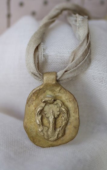 Medalla rústica de la  Virgen del Pilar en latón. Hecha artesanalmente por Sandra Bellew