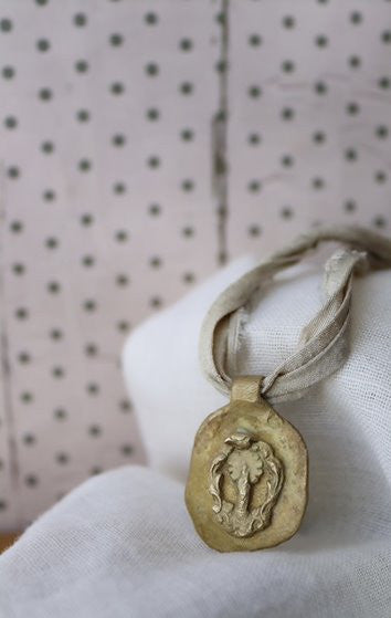 Medalla rústica de la  Virgen del Pilar en latón. Hecha artesanalmente por Sandra Bellew