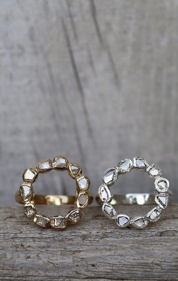 Anillo en redondo de diamantes y plata.