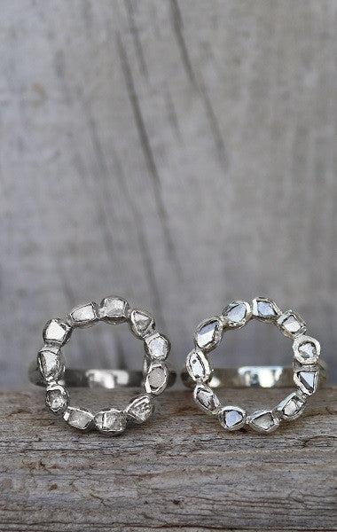 Anillo en redondo de diamantes y plata.
