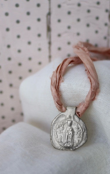 Medalla rústica de la Virgen de Nuria en plata. Hecha artesanalmente en España por Sandra Bellew.