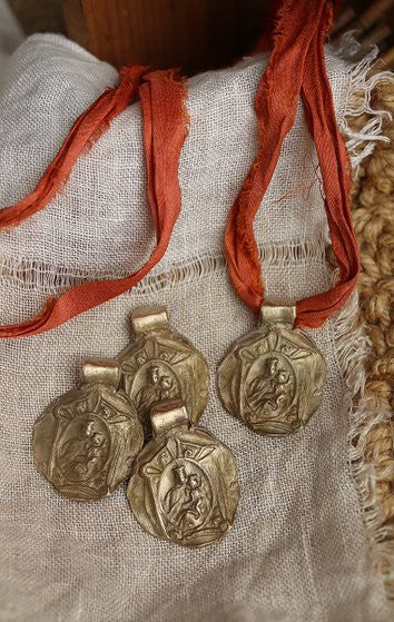 Medalla de la  Virgen del Carmen en latón. Hecha artesanalmente por Sandra Bellew