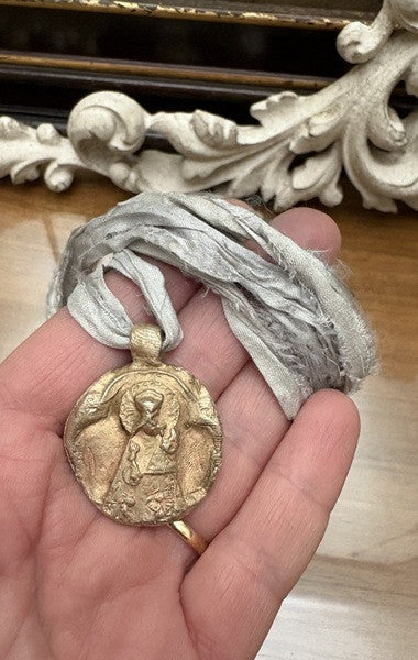 Virgen de los Desamparados Colgante - Latón dorado