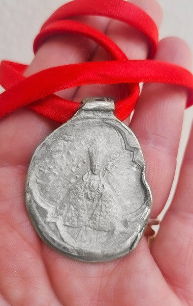 Medalla rústica de  San Fermín en plata. Hecha artesanalmente por Sandra Bellew.
