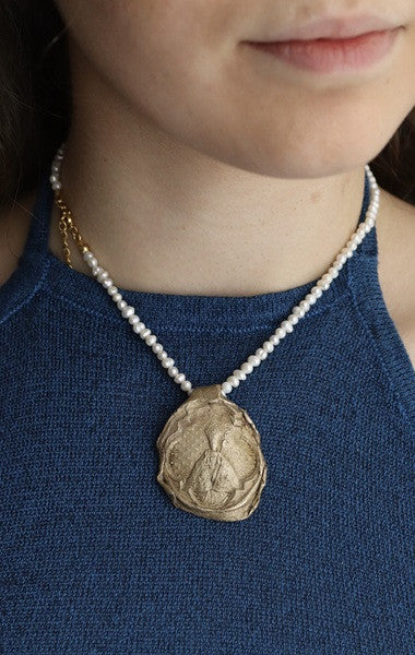 Medalla rústica de  San Fermín en latón. Hecha artesanalmente por Sandra Bellew.