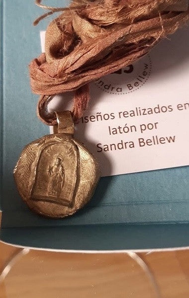Medalla rústica de Santa Marta en latón. Hecha artesanalmente en España por Sandra Bellew.