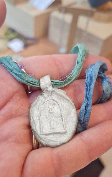 Medalla rústica de Santa Marta en plata. Hecha artesanalmente en España por Sandra Bellew.