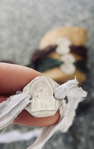 Pulsera rústica de Santa Marta en plata. Hecha artesanalmente en España por Sandra Bellew.