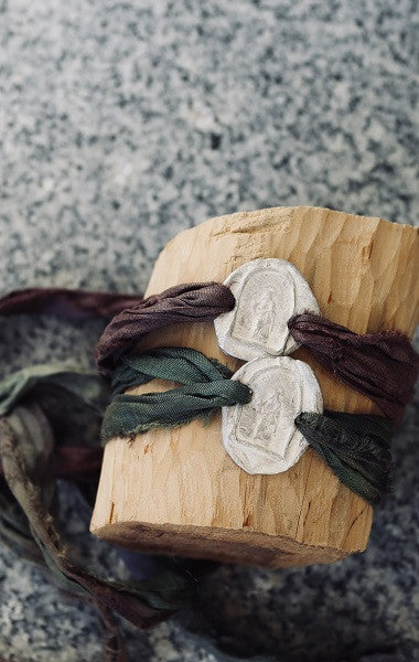 Pulsera rústica de Santa Marta en plata. Hecha artesanalmente en España por Sandra Bellew.
