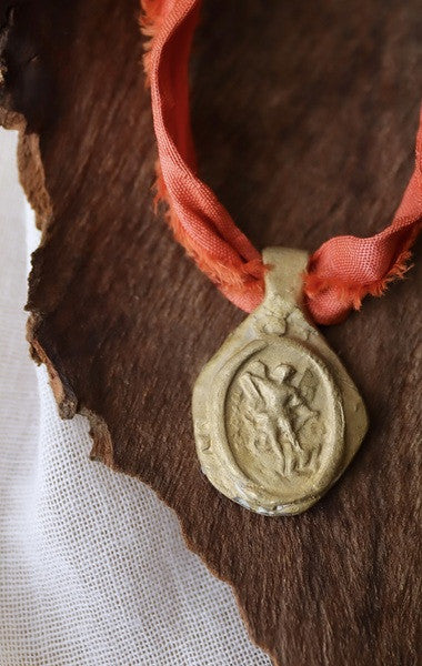 Medalla rústica de San Miguel Arcángel en latón. Hecha artesanalmente en España por Sandra Bellew.