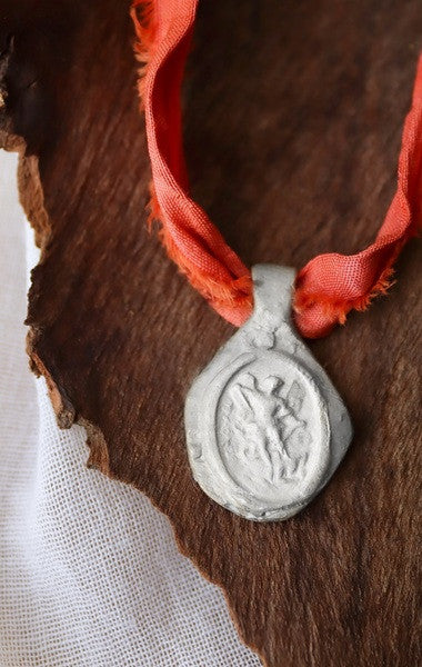 Medalla rústica de San Miguel Arcángel en plata. Hecha artesanalmente en España por Sandra Bellew.