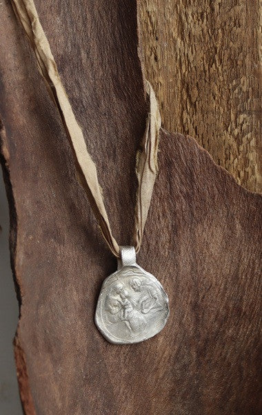 Medalla de la Sagrada Familia en plata. Hecha artesanalmente por Sandra Bellew.