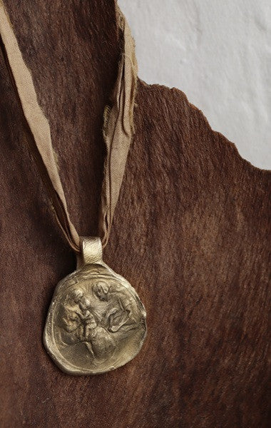 Medalla de la Sagrada Familia en latón. Hecha artesanalmente por Sandra Bellew.