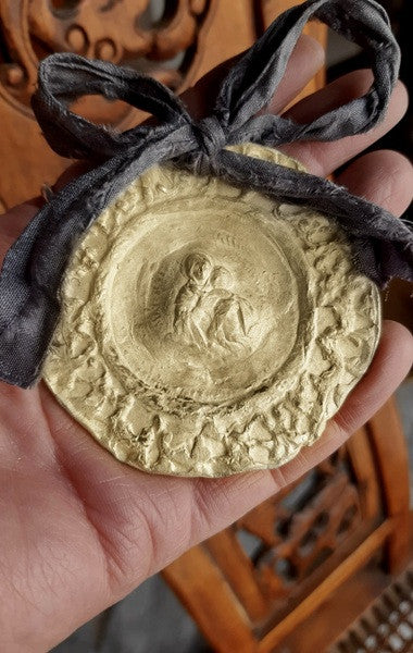 Virgen de Schoenstatt Cuna - Latón dorado