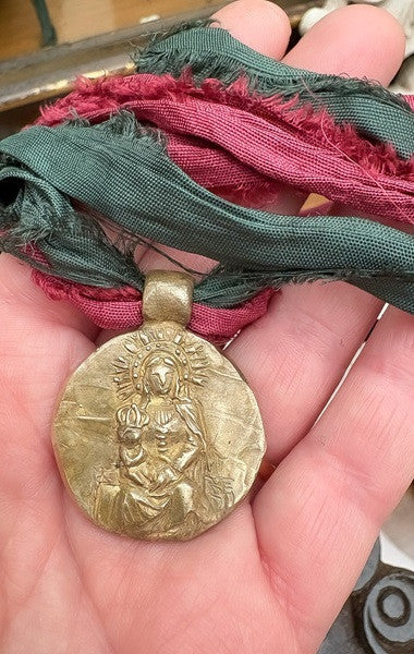 Virgin of Sansueña Pendant - Gilded brass