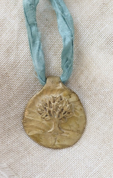 Colgante rústico del árbol de la vida en latón. Hecho artesanalmente en España por Sandra Bellew.