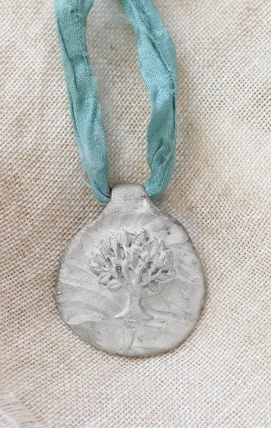 Colgante rústico del árbol de la vida en plata. Hecho artesanalmente en España por Sandra Bellew.