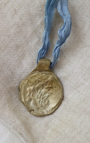 Colgante de moneda griega en latón. Hecho artesanalmente en España por Sandra Bellew.