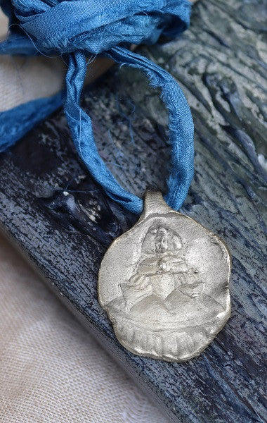 Colgante rústico de Menina en plata. Hecho artesanalmente en España por Sandra Bellew.